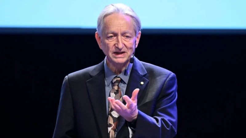 Лауреат Нобелевской премии Джеффри Хинтон читает лекцию в Стокгольмском университете в Стокгольме 8 декабря 2024 года. (Pontus Lundahl/TT News Agency/AFP via Getty Images) | Epoch Times Россия