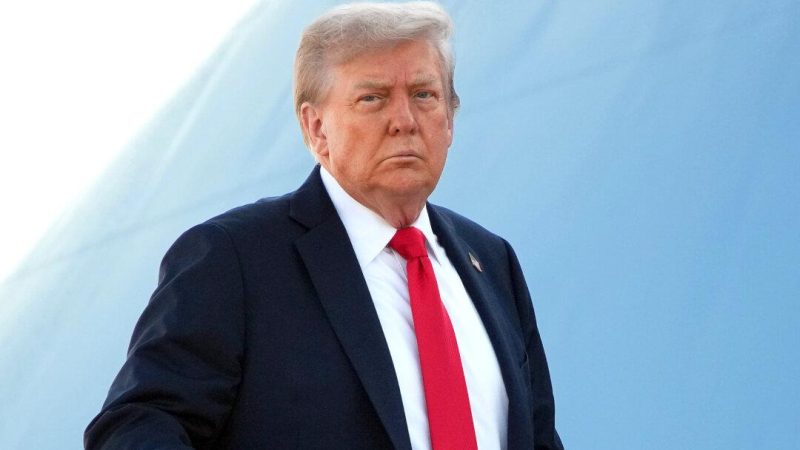 Дональд Трамп садится в самолёт Air Force One на объединённой базе Эндрюс, штат Мэриленд, 15 августа 2025 года. (Andrew Harnik/Getty Images) | Epoch Times Россия