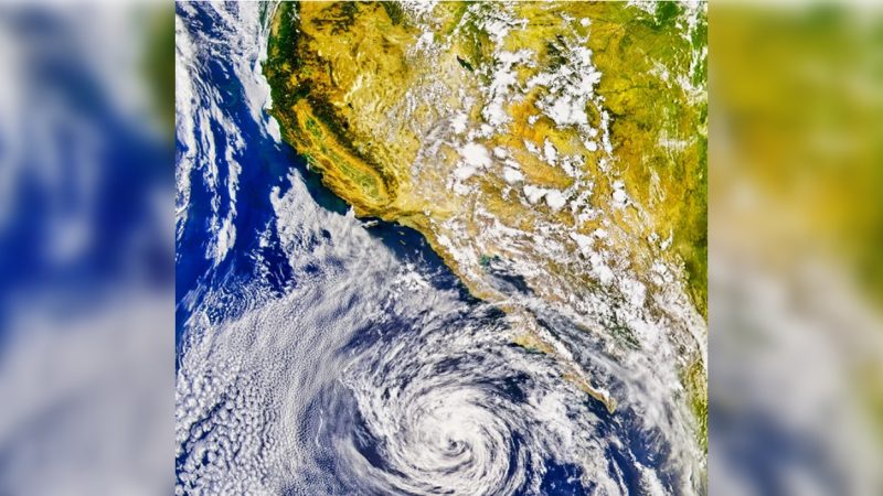 Представьте себе автомобильное колесо. Когда машина едет по грязной дороге, вращающееся колесо разбрасывает грязь и пыль из-под себя по сторонам. Атмосферные реки очень похожи на это. (Shutterstock) | Epoch Times Россия