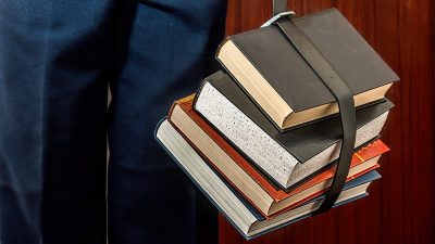 Учащимся необходимые учебники должна выдать школа