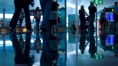 Чиновник из Швеции забыл в туалете аэропорта документы о вступлении страны в НАТО