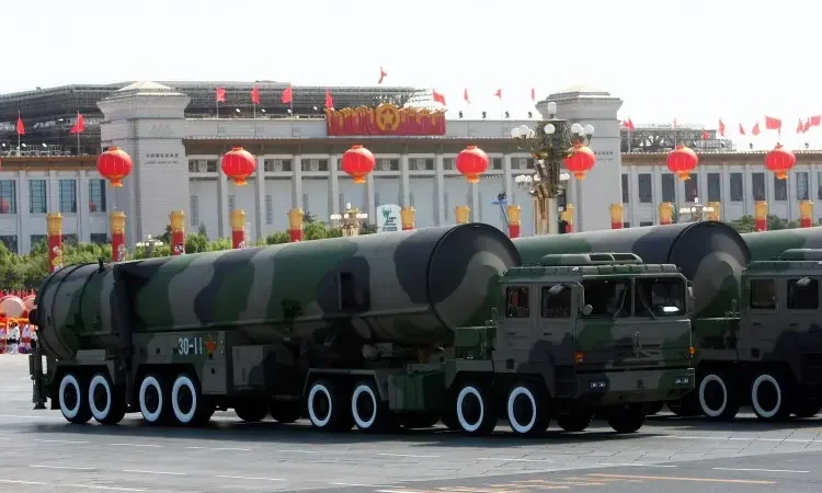 Ракеты, способные нести ядерные и обычные боеголовки, на параде в Пекине 1 октября 2009 года. (Feng Li/Getty Images) | Epoch Times Россия