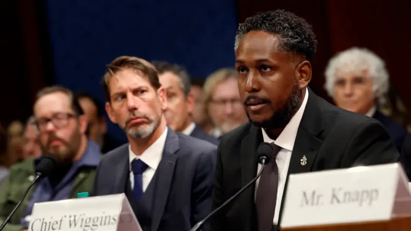 Свидетель неопознанного воздушного явления старший старшина ВМС США Александр Уиггинс (справа) вместе с ветераном ВВС США Джеффри Нуччетелли (слева) дают показания перед рабочей группой Комитета по надзору Палаты представителей по рассекречиванию федеральных тайн в Вашингтоне, 9 сентября 2025 года. (Kevin Dietsch/Getty Images) | Epoch Times Россия