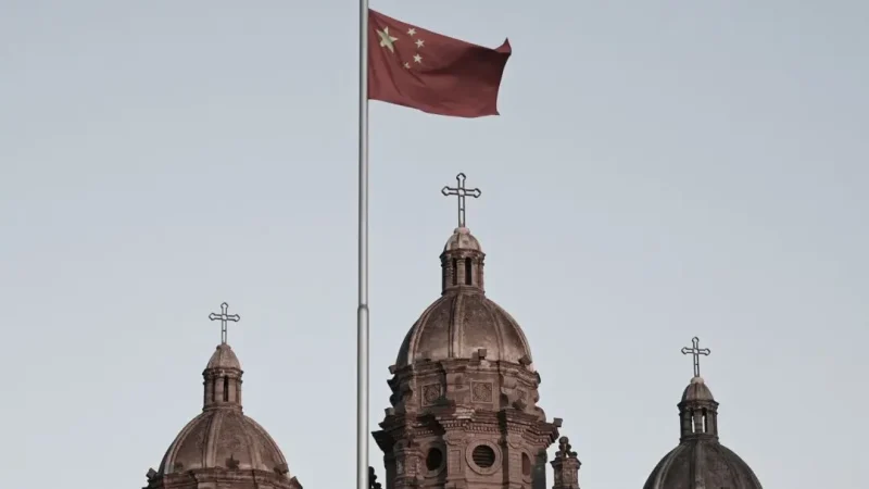 Китайский флаг развевается перед церковью Святого Иосифа, также известной как католическая церковь Ванфуцзин, в Пекине, 22 октября 2020 года. (Greg Baker/AFP via Getty Images) | Epoch Times Россия