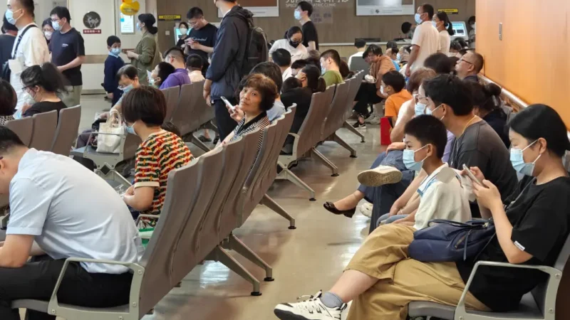 В Китае внезапно началась вспышка астмы, вызванной грозами Пациенты выстраиваются в очередь на экстренную предварительную проверку в новом педиатрическом корпусе больницы Синьхуа в Шанхае, Китай, в ночь на 25 сентября 2023 года. (CFOTO/ file/Future Publishing via Getty Images) | Epoch Times Россия