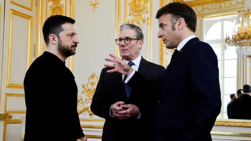 Президент Украины Владимир Зеленский, президент Франции Эммануэль Макрон и премьер-министр Великобритании Кир Стармер выступают во время встречи в Елисейском дворце в Париже 27 марта 2025 года. (Ludovic Marin, Pool via AP) | Epoch Times Россия