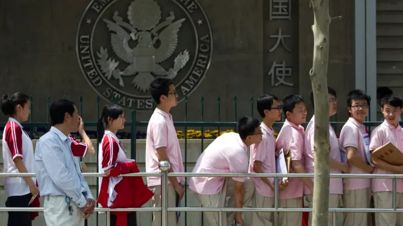 Пекин ужесточает правила для китайских сотрудников в зарубежных консульствах Китайские студенты ждут собеседования для получения визы у посольства США в Пекине, 2 мая 2012 г. (Alexander F. Yuan/AP Photo) | Epoch Times Россия