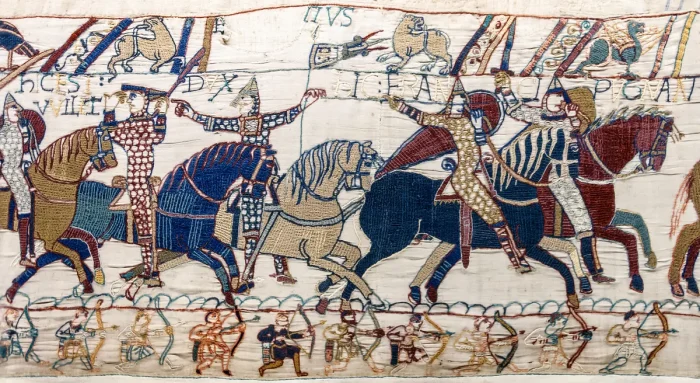 Сцены 55 и 56 гобелена из Байё, около 1051–1100 гг. В этих сценах герцог Вильгельм поднимает шлем, чтобы его узнали на поле битвы при Гастингсе, а Юстас II, граф Булонский, указывает на него. Музей гобелена из Байё, Нормандия, Франция. (Public Domain)