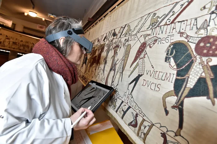 Реставратор осматривает гобелен из Байё в 2020 году. (Copyright Ville de Bayeux/Courtesy of the Bayeux Museum)