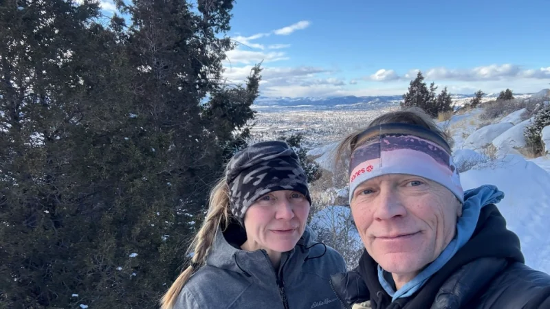 Элиза (слева) и Энди Пилскалнс бегут по дорожке возле своего дома, спустя более десяти лет после того, как Энди поставили диагноз «сердечная недостаточность». (Courtesy of Elise Pilskalns) | Epoch Times Россия