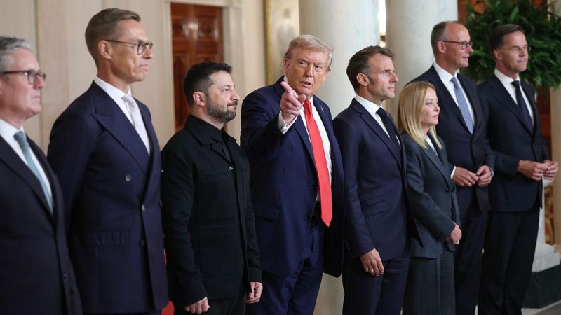 Президент США Дональд Трамп и президент Украины Владимир Зеленский позируют для фото с европейскими лидерами после встречи в Овальном кабинете 18 августа 2025 года. (Win McNamee/Getty Images) | Epoch Times Россия