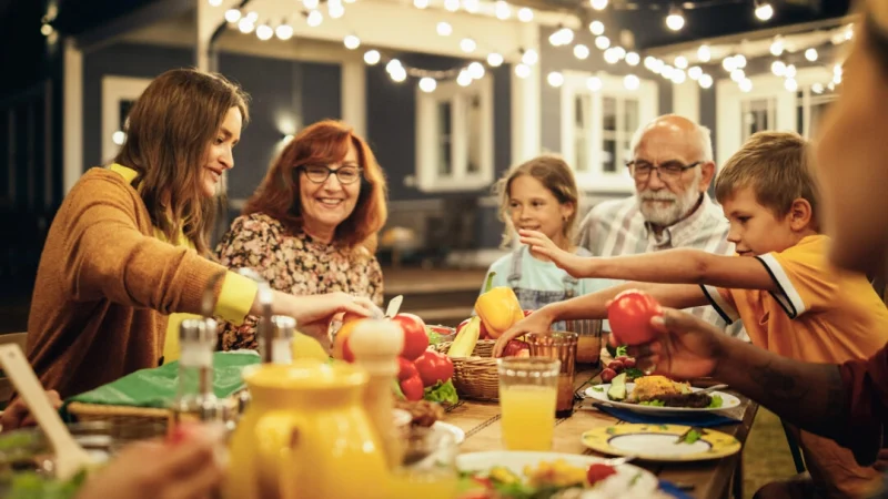 Совместные трапезы и личные беседы жизненно важны для развития подлинных дружеских отношений. (Gorodenkoff/Shutterstock) | Epoch Times Россия