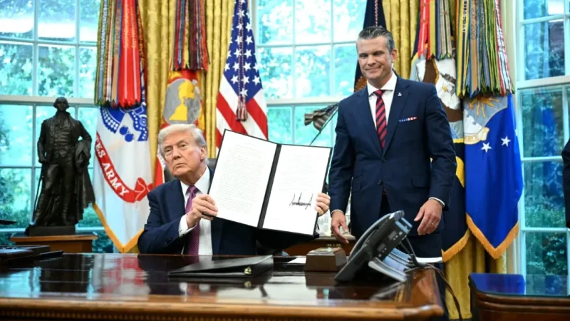 Президент Дональд Трамп демонстрирует подписанный указ рядом с министром обороны Питом Хегсетом в Овальном кабинете Белого дома, 5 сентября 2025 года. (Mandel Ngan/AFP via Getty Images) | Epoch Times Россия