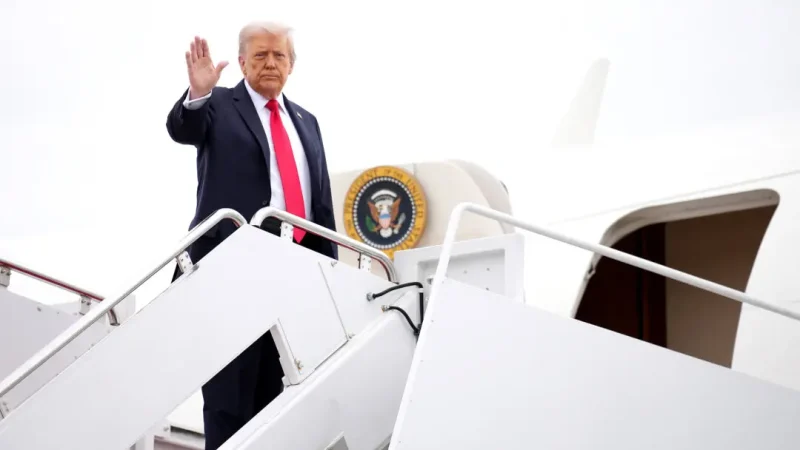 Президент Дональд Трамп садится в самолёт Air Force One на объединённой базе Эндрюс, штат Мэриленд, 7 сентября 2025 года. (Kevin Dietsch/Getty Images) | Epoch Times Россия