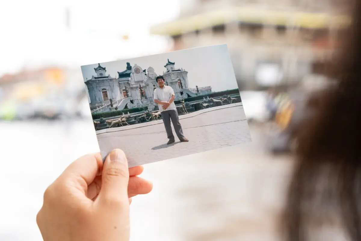 Хань Юй держит фотографию её отца, Хань Цзюньцина, последователя Фалуньгун, который, как она подозревает, стал жертвой извлечения органов и был замучен до смерти в Китае. Нью-Йорк, 7 сентября 2025 года. (Samira Bouaou/The Epoch Times)
