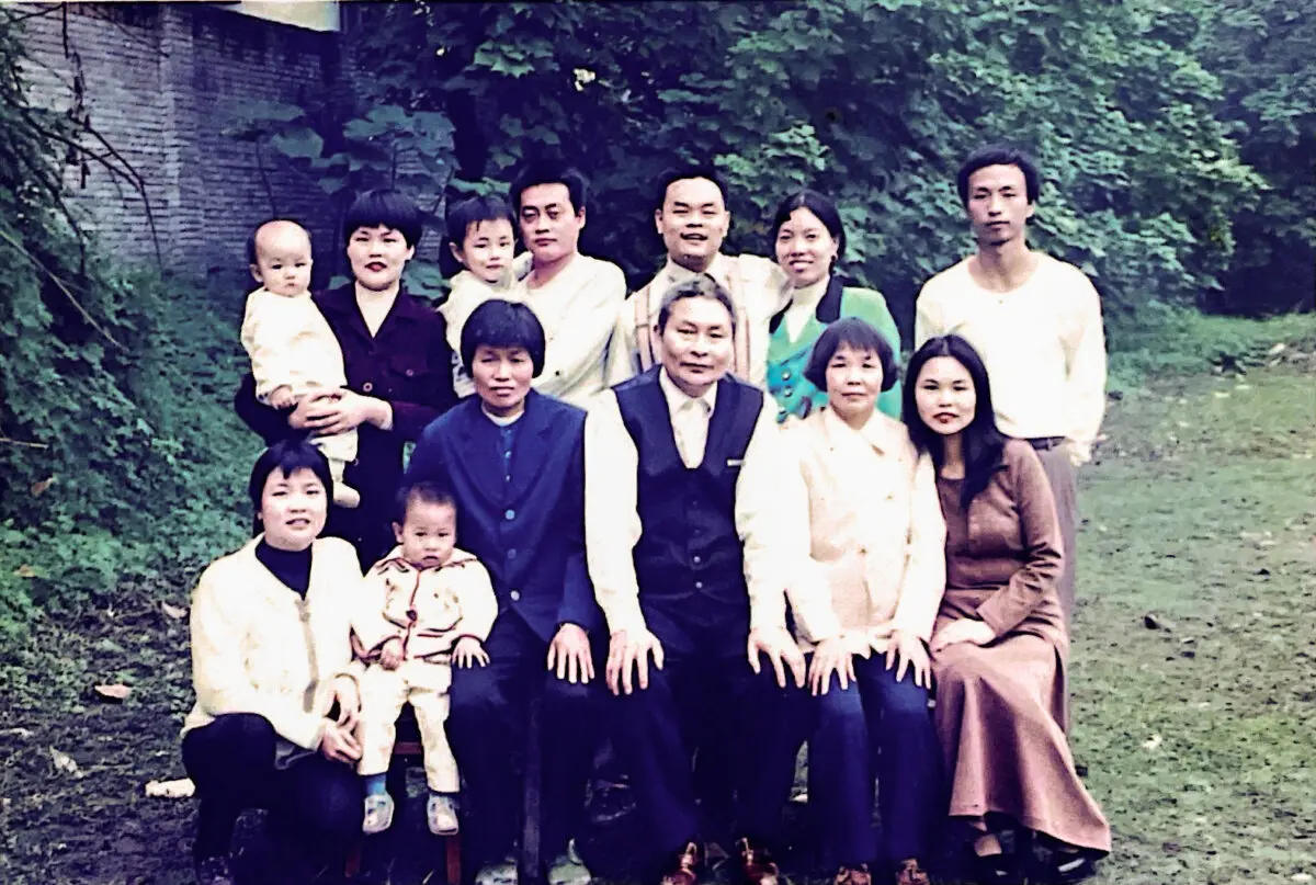 Фотография семьи Цзян в Китае в 1997 году. (Courtesy of Jiang Li)