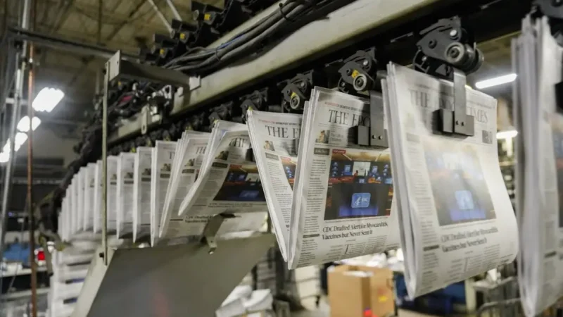 Газеты Epoch Times, напечатанные на типографском станке в Нью-Джерси 23 января 2024 года. (Samira Bouaou/The Epoch Times)