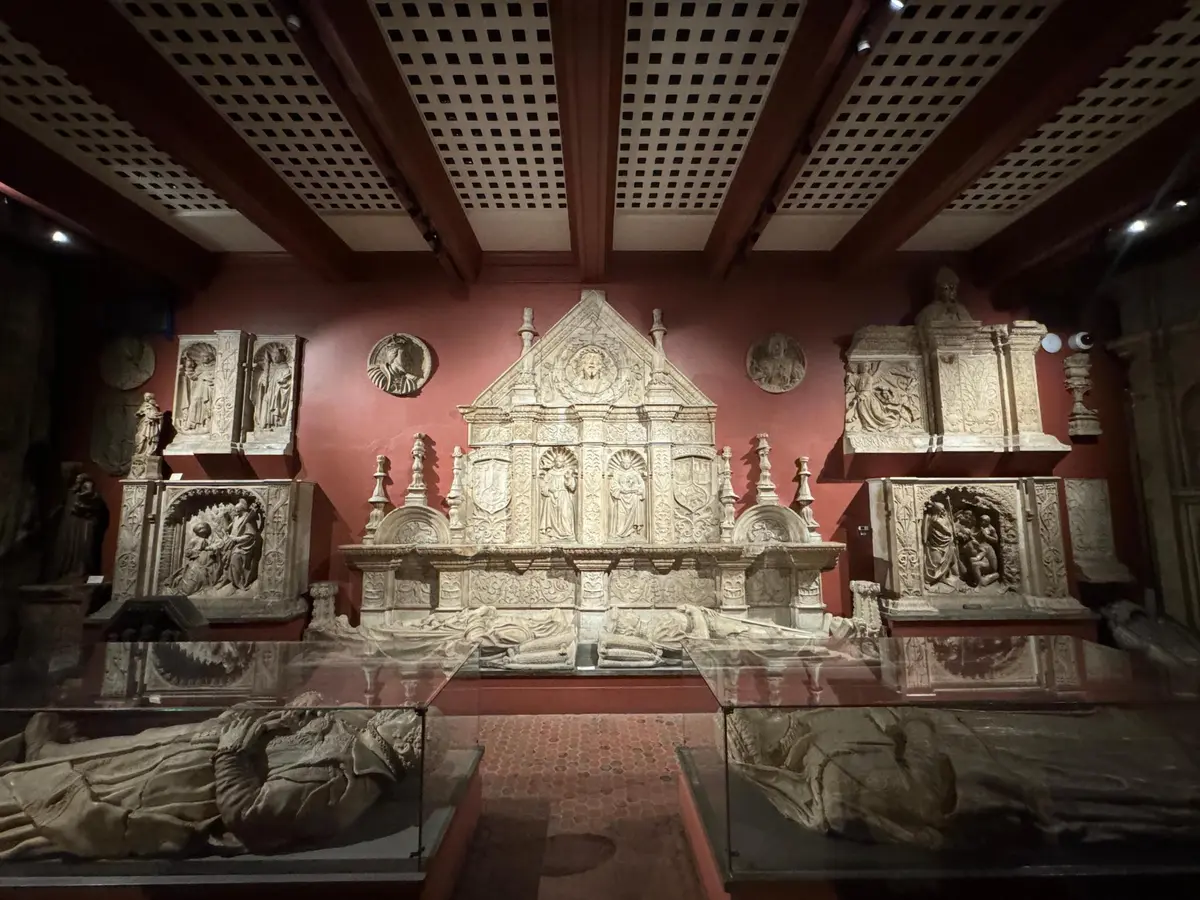 Редчайший Чёрный часослов будет отреставрирован