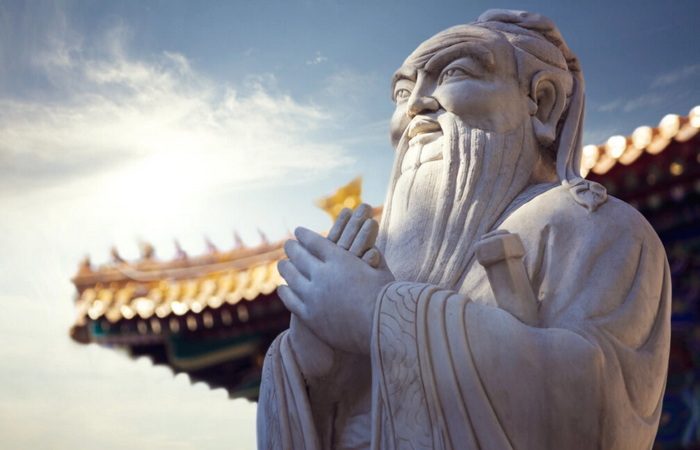 Крупный план статуи Конфуция. (XiXinXing/Shutterstock) | Epoch Times Россия