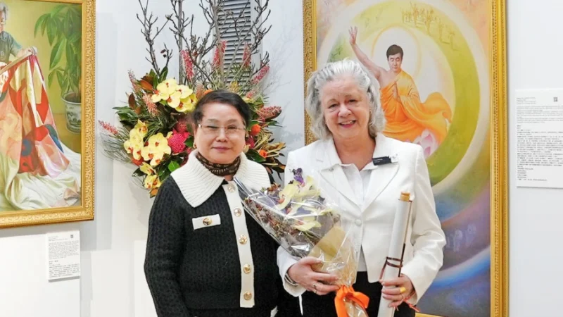 Художница Чжан Цуйин (слева) и мэр Северных Пляжей Сью Хейнс на церемонии открытия выставки «Истина, Доброта, Терпение» в Сиднее, Австралия, 23 сентября 2025 года. (Wang Nan/The Epoch Times)
 | Epoch Times Россия
