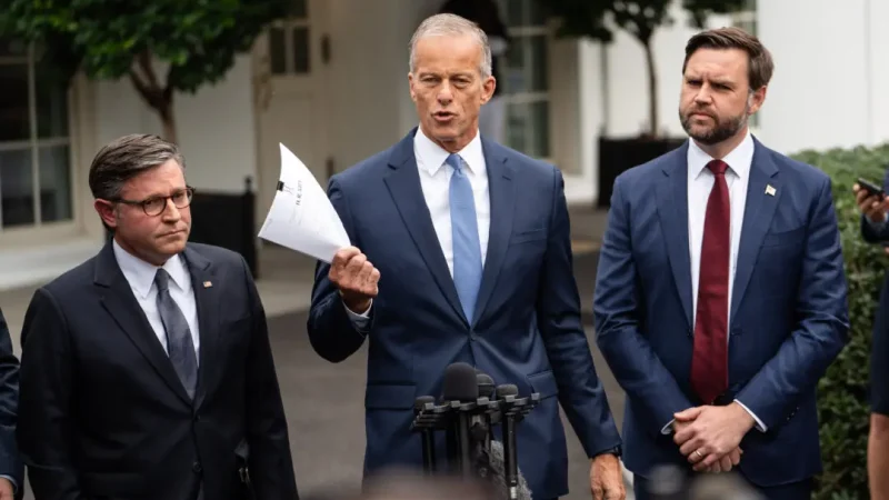 Лидер сенатского большинства Джон Тьюн (республиканец от штата Южная Дакота) (C), вице-президент Джей Ди Вэнс (республиканец) и спикер Палаты представителей Майк Джонсон (республиканец от штата Луизиана) выступают в Белом доме 29 сентября 2025 года. (Madalina Kilroy/The Epoch Times) | Epoch Times Россия