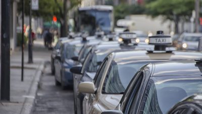 Десятки пассажиров опоздали на рейсы из-за 30-километровой пробки в Адлере