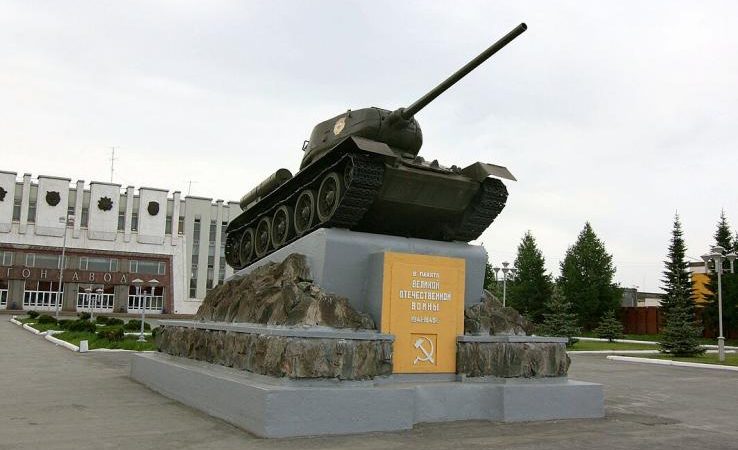 Памятник танк Т-34-85 возле здания НПК «Уралвагонзавод». (Nucl0id/commons.wikimedia.org/CC BY-SA 3.0)  | Epoch Times Россия