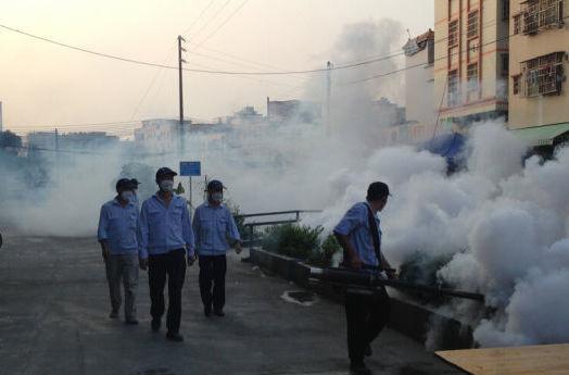 Городские рабочие распыляют дезинфицирующие средства для стерилизации и уничтожения комаров в городе Гуанчжоу провинции Гуандун в конце сентября 2014 года. (Screenshot/China National Radio) Уничтожение комаров на юге Китая объявили «важнейшей политической задачей»