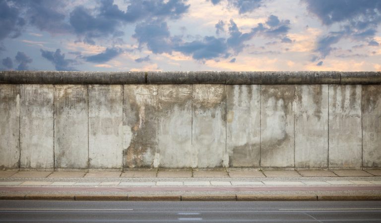 Берлинская стена стала фоном для вынесения мирового приговора коммунистическому правлению. (pixelklex via Shutterstock) | Epoch Times Россия