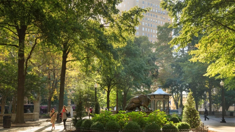 Площадь Риттенхаус в Филадельфии (штат Пенсильвания), в одном из самых удобных для пеших прогулок городов Америки. (Jon Lovette/Getty Images) | Epoch Times Россия