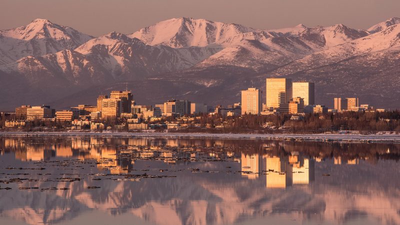 Skyline of Anchorage Alaska during low tide | Epoch Times Россия