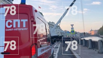 В центре Санкт-Петербурга автомобиль вылетел в Фонтанку