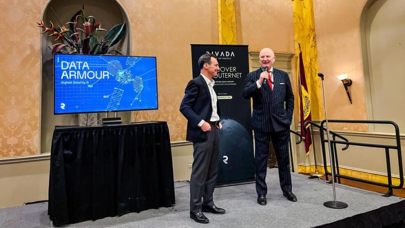 Деклан Гэнли (справа) выступает на выставке Satellite Show в Вашингтоне в марте 2025 года. (Courtesy of Rivada Networks) | Epoch Times Россия