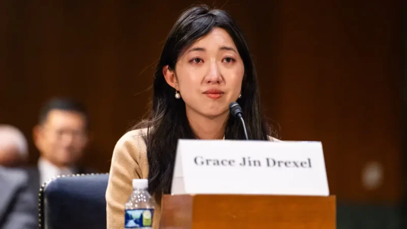 Грейс Джин Дрексель, дочь пастора-основателя Церкви Сиона в Китае Эзры Джина, выступает перед Комиссией Конгресса по Китаю (CECC) на Капитолийском холме 20 ноября 2025 года. (Madalina Kilroy/The Epoch Times) | Epoch Times Россия