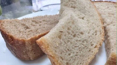 Скандал в школьной столовой РФ: в хлебе нашли насекомых и личинок