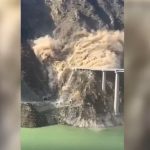 В Сычуани обрушился 758-метровый мост после оползня (видео)