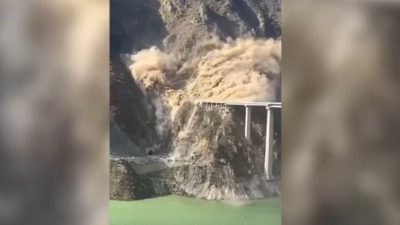 В Сычуани обрушился 758-метровый мост после оползня (видео)