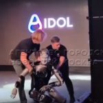 Первый российский робот с ИИ упал на сцене во время демонстрации (видео)