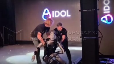 Первый российский робот с ИИ упал на сцене во время демонстрации (видео)