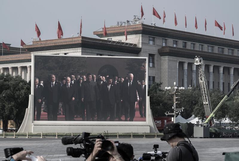 Китайский лидер Си Цзиньпин, президент России Владимир Путин, лидер Северной Кореи Ким Чен Ын и другие лидеры на большом экране во время прибытия на военный парад на площади Тяньаньмэнь в Пекине, 3 сентября 2025 года. (Kevin Frayer/Getty Images) Китайский проект 981: массовые убийства из-за органов ради долголетия элиты