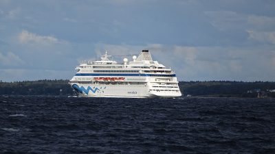 Туристы РФ на борту Astoria Grande застряли у берегов Турции после отказа Сочи принять турецкий паром