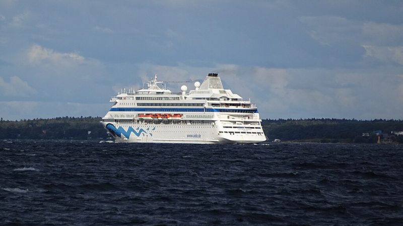 Туристы РФ на борту Astoria Grande застряли у берегов Турции после отказа Сочи принять турецкий паром