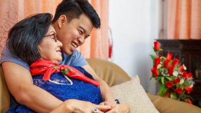 Отношение матери к взрослому сыну: навязчиво заботиться или отпустить?