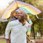 Воздушные змеи любви: 4 правила воспитания детей ответственными и добрыми