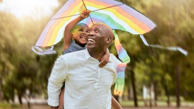 Воздушные змеи любви: 4 правила воспитания детей ответственными и добрыми