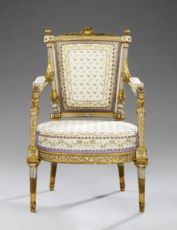 Кресло Марии-Антуанетты, 1788 год, работы Жана-Батиста-Клода Сене. Резное, расписанное и позолоченное ореховое дерево. (Copyright Victoria and Albert Museum, London)