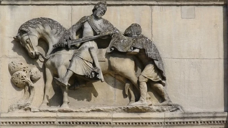 Статуя Святого Мартина Турского, разрезающего свой плащ пополам, чтобы поделиться с нищим. Фасад собора Сен-Пьер (XII век), Ангулем, Шаранта, Франция. (Public Domain)  | Epoch Times Россия