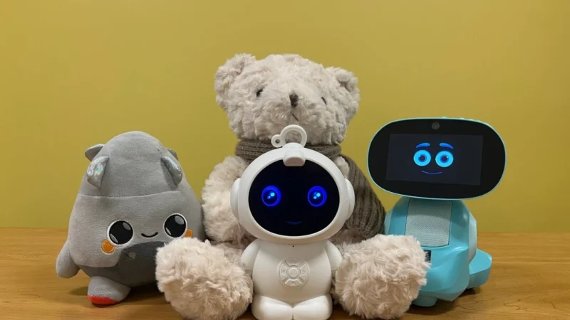 Игрушки с искусственным интеллектом представляют беспрецедентный риск для младенцев и детей Игрушки с искусственным интеллектом, протестированные защитниками прав потребителей из PIRG. (Rory Erlich/The Public Interest Network via AP) | Epoch Times Россия
