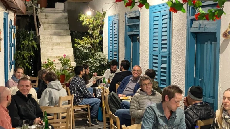 Греческие таверны кажутся скромными. Но после нескольких шуток и нескольких коктейлей понимаешь, насколько они богаты своим наследием, самобытностью и очарованием. (Rick Steves, Rick Steves’ Europe) | Epoch Times Россия