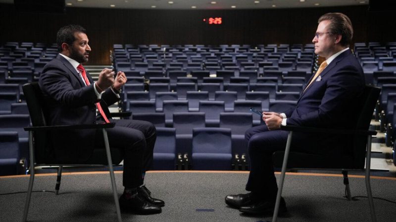 Директор ФБР Каш Патель и Ян Джекилек, старший редактор Epoch Times и ведущий программы «Американские лидеры мысли», в Вашингтоне, 26 ноября 2025 года. (Samira Bouaou/The Epoch Times) | Epoch Times Россия